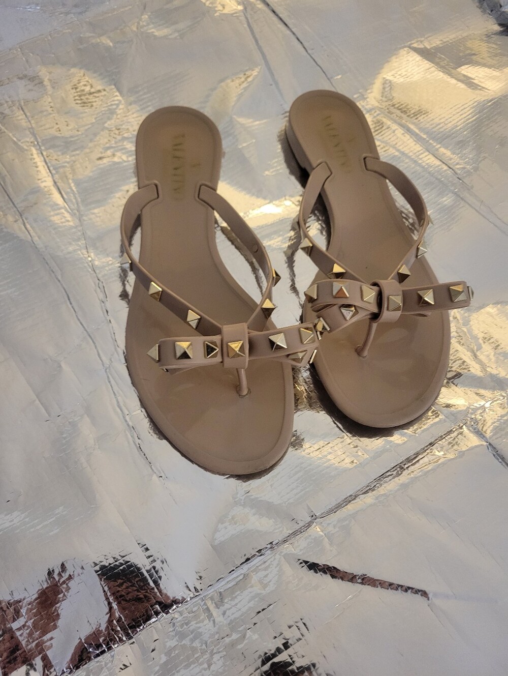 Valentino Garavani Rockstud Bow Thong Sandals in Beige - Picture 8 of 10